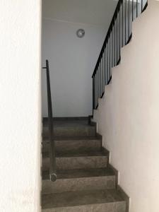 摩德纳R&B La Pomposa dei Motori的楼梯栏杆房子的楼梯