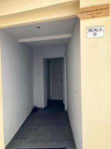 摩德纳R&B La Pomposa dei Motori的建筑物一侧有标志的空走廊