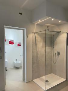 斯廷蒂诺Gassa d amante Affittacamere的一间带玻璃淋浴和卫生间的浴室