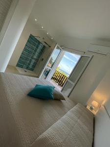 斯廷蒂诺Gassa d amante Affittacamere的一间卧室设有一张大床和一个大窗户