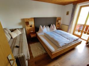 圣莱奥纳尔多因帕西里亚Schlossberg的一间卧室配有一张大床和一张沙发