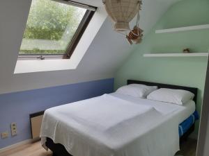 瓦夫尔Les prussiens的卧室配有白色的床和窗户