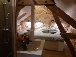 MontcléraGite Ramana的卧室配有一张石墙床