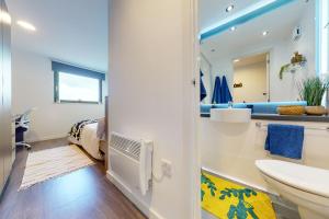 格拉斯哥Private Bedrooms with Shared Kitchen, Studios and Apartments at Canvas Glasgow near the City Centre for Students Only的客房内设有带水槽和卫生间的浴室