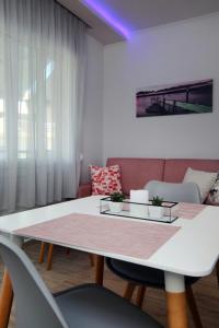 尼亚普拉莫斯SunsetPeramos的客厅配有白色的桌子和椅子