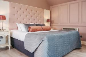 韦斯特波特西港乡村旅舍酒店的一间卧室配有一张大床和大床头板