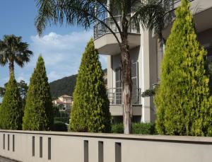 扎金索斯镇La Palma Apartment的建筑物前的一排树木