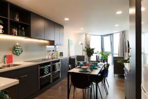 Chic Apartments and Private Bedrooms at Beckett House near Dublin City Centre的厨房或小厨房