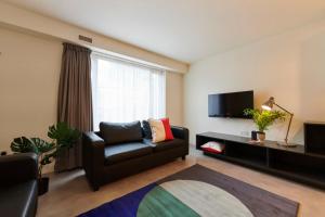 Stylish 3 Bedroom Apartments and Private Bedrooms at Dorset Point in Dublin City Centre的休息区