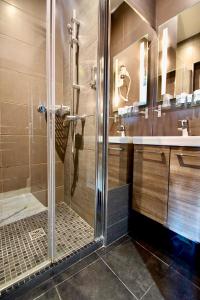 巴黎蒙马特歌剧院米尼酒店的带淋浴和盥洗盆的浴室