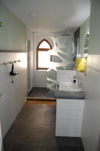 赖兴巴伊姆福格特兰Hochwertige Ferienwohnung/zentrumsnahe Lage!的白色的浴室设有水槽和窗户。