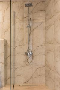 乐托卡亚Makris Luxury Rooms - Olympian Collection的带淋浴的浴室,带玻璃门
