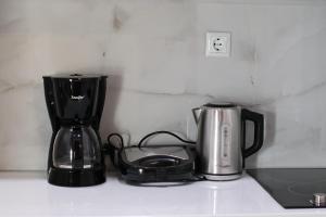 希马拉LIDO APARTMENTS的厨房柜台配有咖啡壶和搅拌机