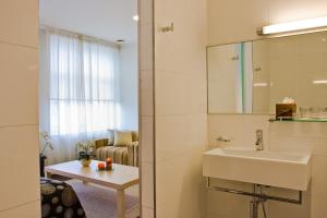 拉克韦雷雅特酒店的一间带水槽和镜子的浴室