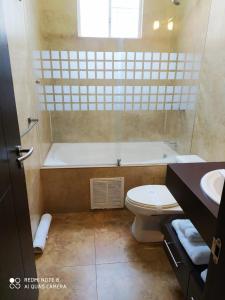 Misuitehotel La Carolina Quito的一间浴室