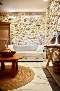 奥马斯帕纳吉亚斯Ktima Panagias的客厅设有石墙和长凳