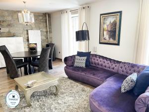 拉梅戈Apartamento da Seara "Lamego"的客厅配有紫色沙发和桌子
