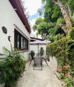 墨西哥城Cozy Private Room的一个带桌子和遮阳伞的庭院