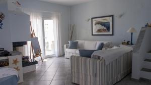 帕利乌里翁Blue Paradise maisonette的客厅配有沙发和椅子