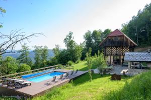 SevnicaRustic retreat with pool počitnice na kozolcu的一个带凉亭的庭院内的游泳池