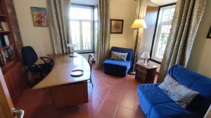阿尔坎塔里利亚Quinta dos Reis的客厅配有蓝色的沙发和桌子
