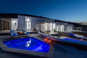 帕拉斯波罗斯Peters Place - Paros Resort的夜间带游泳池的别墅