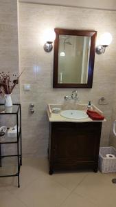 阿尔坎塔里利亚Quinta dos Reis的一间带水槽和镜子的浴室