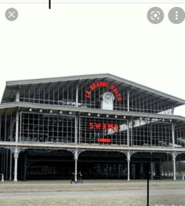 奥贝维利埃Parc de la Villette Aubervilliers的一座大型建筑,上面有钟