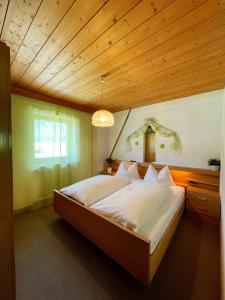 拉松迪索帕拉Apartments Spirit of Mountains的一间卧室设有一张带木制天花板的大床