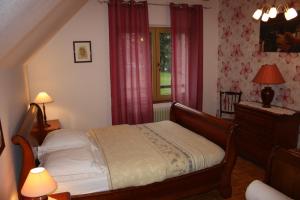 Breitenbach及特贝尔维尤度假屋的一间卧室设有一张床和一个窗口