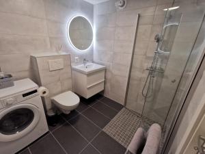 卑尔根Leilighet i Espeland的带淋浴、卫生间和盥洗盆的浴室