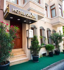 伊斯坦布尔Hotel Orkide的前面有盆栽植物的酒店入口