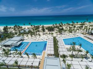 蓬塔卡纳Riu Republica - Adults Only - All Inclusive的享有度假胜地的空中景致,设有游泳池和海滩