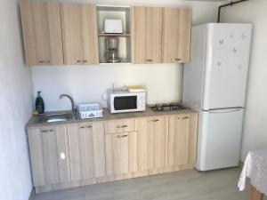 南埃福列CasaRiana 5的厨房配有白色冰箱和微波炉
