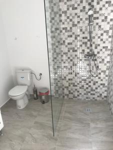 南埃福列CasaRiana 5的带淋浴和卫生间的浴室