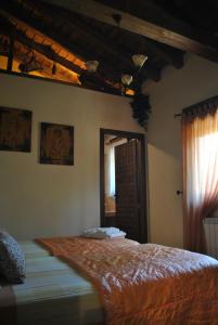 TenzuelaCasa Rural Los Regajales的一间卧室,卧室内配有一张大床