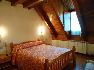 萨拉尔杜Pension casat的一间带一张床的卧室,位于带木制天花板的房间内
