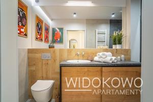 厄尔科WIDOKOWO Apartamenty的浴室配有白色卫生间和盥洗盆。