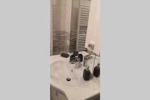 阿斯蒂Casa Martina的浴室设有白色水槽和镜子