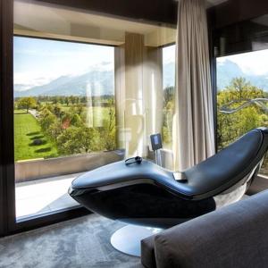 Bendernb-smart hotel Bendern的客厅设有带浴缸的大窗户