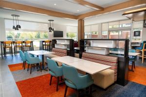 Hyatt House Nashville Airport餐厅或其他用餐的地方