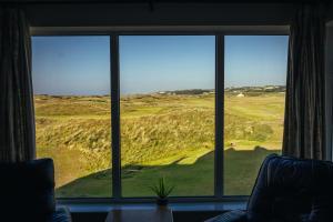 波特拉什The Links Apartment Portrush的客房设有窗户,享有高尔夫球场的景致。