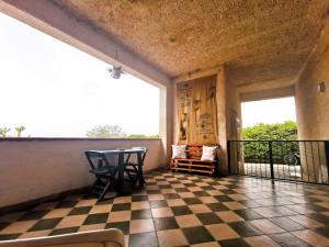卡斯泰拉马莱Frida casavacanze的阳台配有桌子和 ⁇ 木地板
