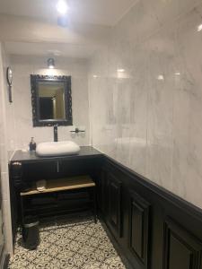 马赛Marseille City Chambres&Appartements的一间带水槽和镜子的浴室