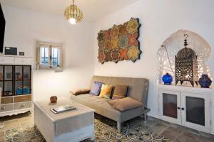 贝赫尔-德拉弗龙特拉Precioso apartamento en Vejer con terraza的客厅配有沙发和桌子
