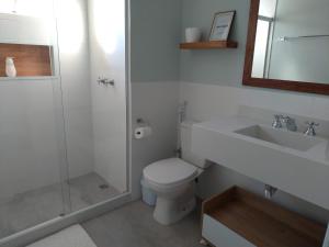 特雷索波利斯Casa Verde - Suíte 2 - Iúcas, Teresópolis, RJ的浴室配有卫生间、盥洗盆和淋浴。