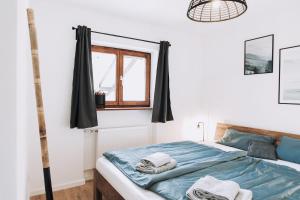 施利尔塞Mountain Mama Ferienhaus的一间卧室配有带毛巾的床