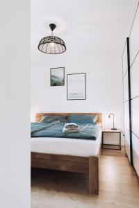 施利尔塞Mountain Mama Ferienhaus的白色卧室配有床和灯