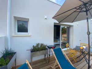 La JarneSuite pour deux的庭院配有桌椅和遮阳伞。