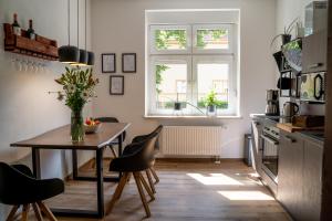 奎德林堡4 Sterne Ferienwohnung , 65 qm的厨房配有桌椅和窗户。